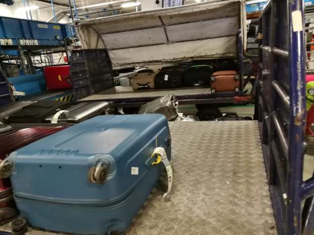 Budapest Airport a XXI. században. Kocsi kocsi hátán, köztük földre téve a máshová induló csomagok. Lépni sem nagyon lehet olykor.